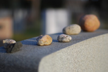 stones_or_pebbles_on_gravestone.jpg